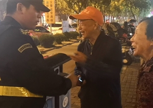 長興島宗保治安巡邏，撿到手機，及時歸還失主