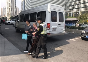 關愛老人，從我做起----陸家嘴城管隊員幫扶重陽節(jié)聚餐老人