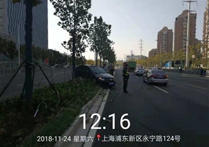 路見(jiàn)交通事故，幫忙維持秩序 --金橋輔警項(xiàng)目協(xié)助維持交通秩序