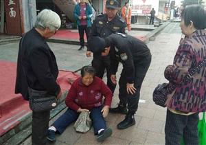 七旬老人摔倒，熱心特保伸援手 --惠南市容項目救助受傷老人