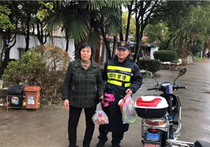 迷路老人神情慌，宗保特保來(lái)幫忙 --長(zhǎng)興島項(xiàng)目將迷路老人送回家
