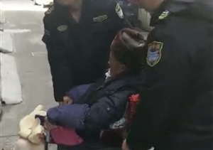 老人突然摔倒  宗保隊員及時相助 --北蔡市容項目幫忙攙扶摔倒老人