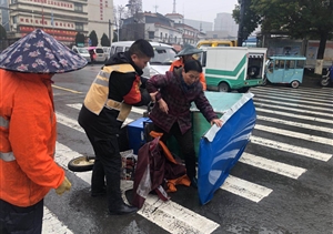 老人倒地扶不扶？民泰特保告訴你答案！ --浙江民泰星橋市容項目攙