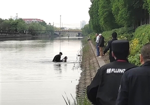 有驚無險！宗保特保勇救跳河輕生女子 --張江輔警隊員勇救跳河輕生