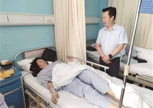保安盡職履責負輕傷   領導病房探望暖人心 ——杜明杰副總經理探