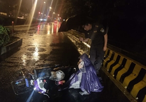 深夜里，暴雨中你的舉動令人稱贊 ——宗保公司駐周浦市容項目負責