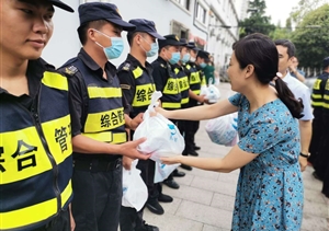 甲方慰問(wèn)到一線 情系員工暖人心——楊思社區(qū)領(lǐng)導(dǎo)慰問(wèn)宗保公司駐三