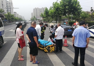 車禍有人受傷痛苦  警保聯(lián)手施救受贊--周浦市容隊(duì)員協(xié)助救車禍傷