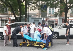 發(fā)生車禍人受傷  熱心隊(duì)員急救助——三林市容項(xiàng)目隊(duì)員救助車禍?zhǔn)?></a>
												</div>
												<div   id=