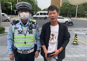 失主大意丟手機(jī) 輔警歸還獲稱贊--閔行虹橋交通輔警撿到手機(jī)