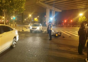 巡邏途中遇車(chē)禍 積極救助獲表?yè)P(yáng) —金橋輔警項(xiàng)目隊(duì)員救助車(chē)禍傷者