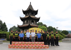 黃山區(qū)城市管理行政執(zhí)法局局長(zhǎng)慰問(wèn)宗保隊(duì)員