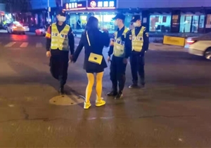 女子行為異常欲輕生 隊(duì)員耐心勸阻避悲劇—周浦輔警項(xiàng)目隊(duì)員救下一